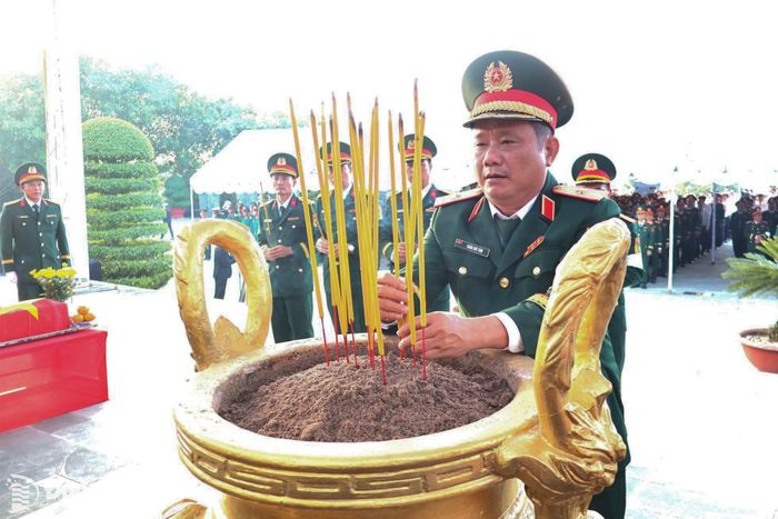 Thiếu tướng Trần Chí Tâm, Ủy viên Thường vụ Đảng ủy, Phó Chính ủy, Trưởng ban Chỉ đạo Quân khu 7 dâng hương truy điệu liệt sĩ. Ảnh: nguyệt Hà