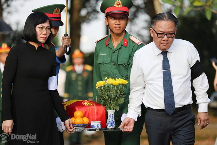 Ủy viên Ban Thường vụ Thành ủy, Phó Chủ tịch Thường trực UBND thành phố Nguyễn Kim Long và Thành ủy viên, Phó Chủ tịch UBND thành phố Nguyễn Thị Hoàng thực hiện di quách hài cốt liệt sĩ về nơi an táng. Ảnh: CTV