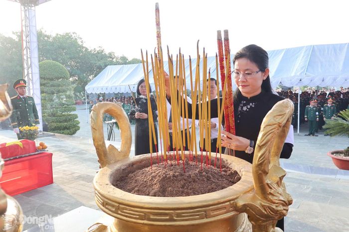 Ủy viên Trung ương Đảng, Phó Bí thư Thường trực Thành ủy, Chủ tịch HĐND thành phố Tôn Ngọc Hạnh dâng hương truy điệu liệt sĩ. Ảnh: Nguyệt Hà