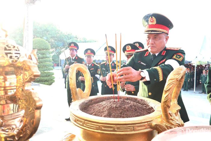 Thượng tướng Nguyễn Văn Hiền, Ủy viên Trung ương Đảng, Ủy viên Quân ủy Trung ương, Thứ trưởng Bộ Quốc phòng dâng hương truy điệu liệt sĩ. Ảnh: Nguyệt Hà
