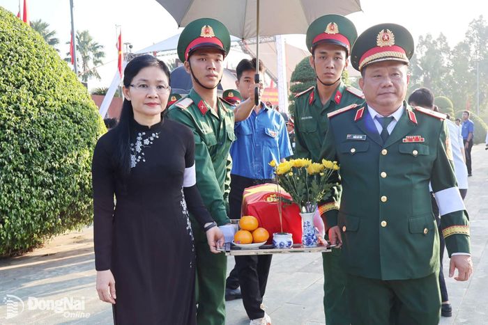 Ủy viên Trung ương Đảng, Phó Bí thư Thường trực Thành ủy, Chủ tịch HĐND thành phố Tôn Ngọc Hạnh và Thiếu tướng Trần Chí Tâm, Ủy viên Ban Thường vụ Đảng ủy, Phó Chính ủy, Trưởng ban Chỉ đạo Quân khu 7 thực hiện di quách hài cốt liệt sĩ về nơi an táng. Ảnh: Nguyệt Hà