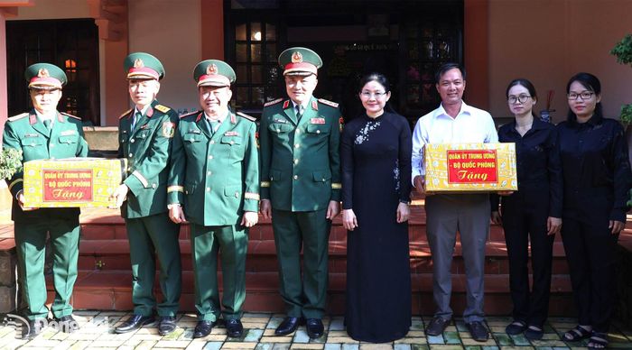 Thượng tướng Nguyễn Văn Hiền, Ủy viên Trung ương Đảng, Ủy viên Quân ủy Trung ương, Thứ trưởng Bộ Quốc phòng và Ủy viên Trung ương Đảng, Phó Bí thư Thường trực Thành ủy, Chủ tịch HĐND thành phố Đồng Nai Tôn Ngọc Hạnh tặng quà các đơn vị. Ảnh: Nguyệt Hà