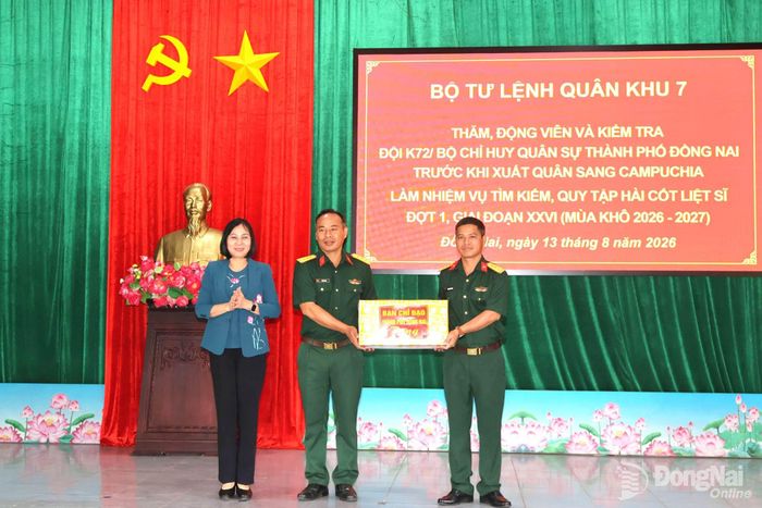 Thành ủy viên, Phó Chủ tịch UBND thành phố, Trưởng ban Chỉ đạo thành phố Nguyễn Thị Hoàng tặng quà Đội K72 và Đội K76, Bộ Chỉ huy Quân sự thành phố Đồng Nai. Ảnh: Nguyệt Hà