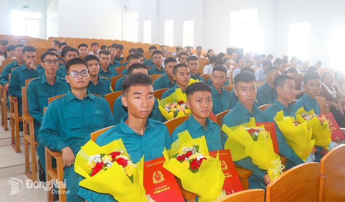 65 cán bộ, chiến sĩ được tuyển chọn vào 3 đơn vị dân quân thường trực bảo vệ các công trình chiến đấu. Ảnh: An Nhơn