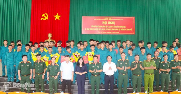 Đại diện lãnh đạo các cơ quan, đơn vị, địa phương chụp hình lưu niệm cùng các cán bộ, chiến sĩ 3 đơn vị dân quân thường trực bảo vệ các công trình chiến đấu. Ảnh: An Nhơn
