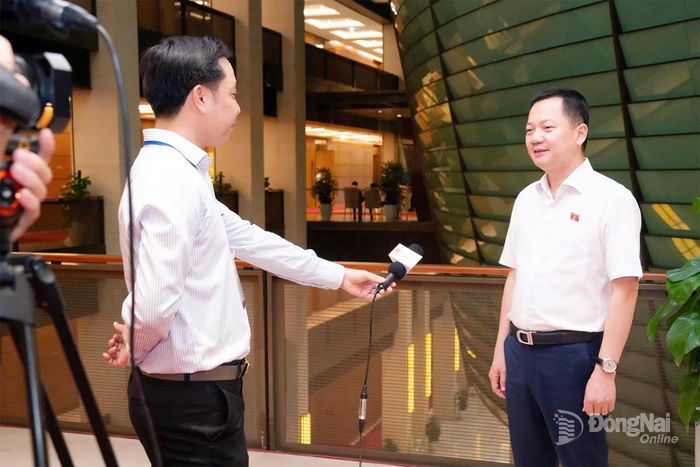 Đại biểu Trịnh Xuân An (Đoàn Đại biểu Quốc hội thành phố Đồng Nai) trao đổi bên lề kỳ họp. Ảnh: CTV