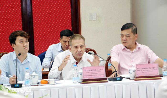 Tiến sĩ John D.Kasarda chia sẻ các kinh nghiệm phát triển mô hình Aerotropolis tại buổi làm việc. Ảnh: Phạm Tùng