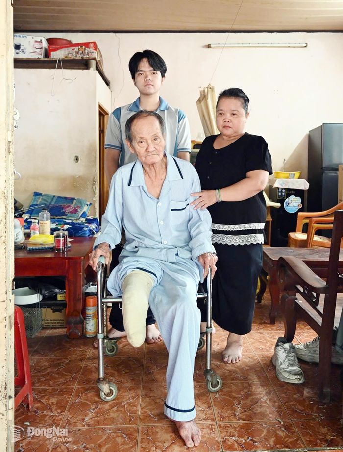 Đằng sau khát vọng khoác lên mình chiếc áo kỹ sư là gánh nặng nhọc nhằn của gia cảnh "mẹ góa, con côi" và ông ngoại (80 tuổi) bệnh tật, cần thuốc mỗi ngày. Ảnh: Thu Hiền