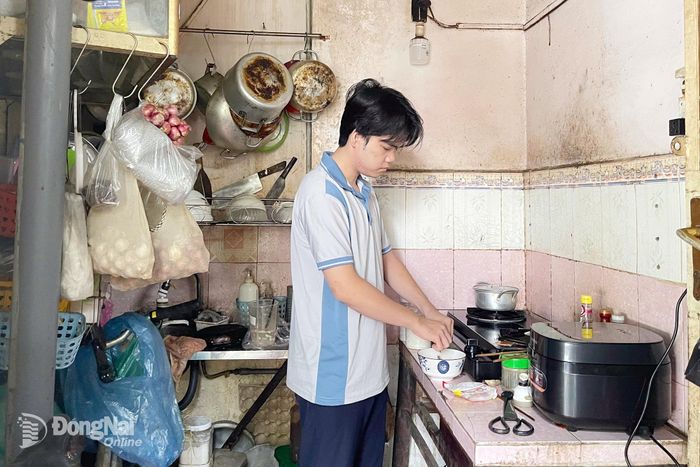 Mùa hè với Quang luôn là những ngày cực nhọc mưu sinh để tự lo một phần chi phí học tập. Ảnh: Thu Hiền