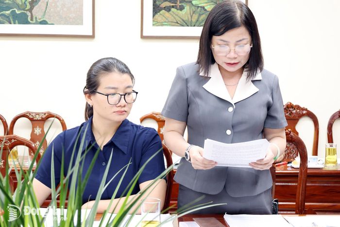 Lãnh đạo Sở Nông nghiệp và Môi trường trình bày tờ trình, dự thảo nghị quyết tại cuộc họp. Ảnh: Hồ Thảo