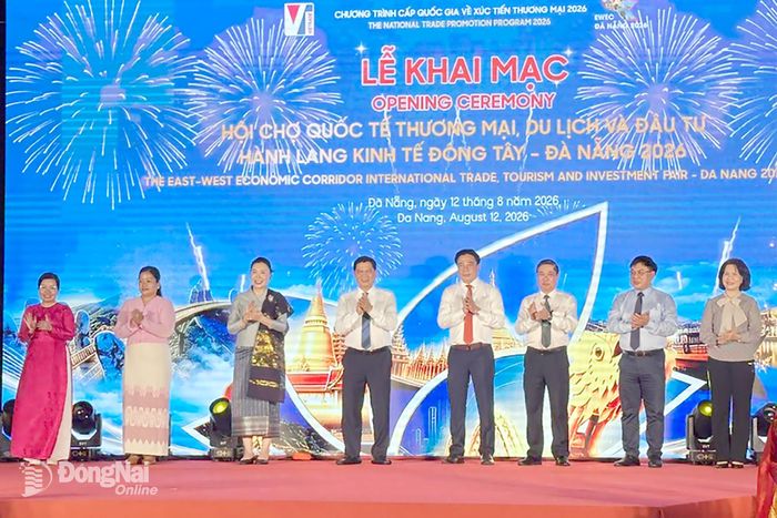 Các đại biểu thực hiện nghi thức khai mạc hội chợ. Ảnh: CTV