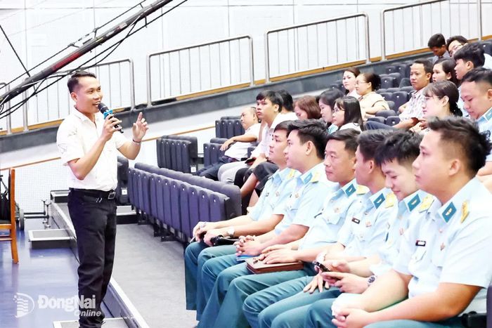 Nhà báo Minh Vương chia sẻ nghiệp vụ quay phim cho cán bộ làm công tác tuyên truyền ở cơ sở. Ảnh: CN