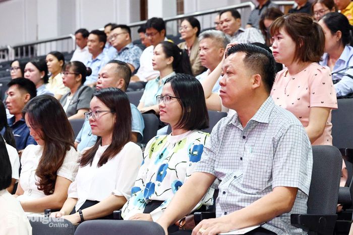 Cán bộ làm công tác tuyên truyền của các xã, phường và đơn vị tham dự tập huấn. Ảnh: CN