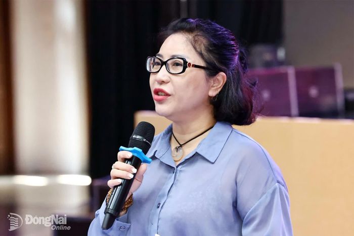 Nhà báo Hoàng Anh, Trưởng phòng Thời sự Báo và Phát thanh, Truyền hình Đồng Nai trao đổi nghiệp vụ với đội ngũ cán bộ làm công tác thông tin, tuyên truyền ở cơ sở. Ảnh: CN