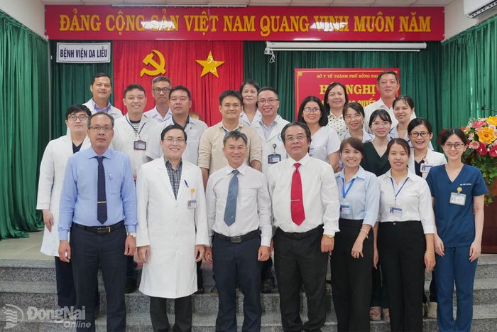 Lãnh đạo Sở Y tế chụp hình lưu niệm cùng Ban giám đốc và tập thể cán bộ, nhân viên Bệnh viện Da liễu Đồng Nai. Ảnh: Hạnh Dung