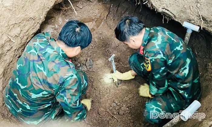 Đội K91 tìm thấy bộ hài cốt liệt sĩ ở độ sâu hơn 2 m.