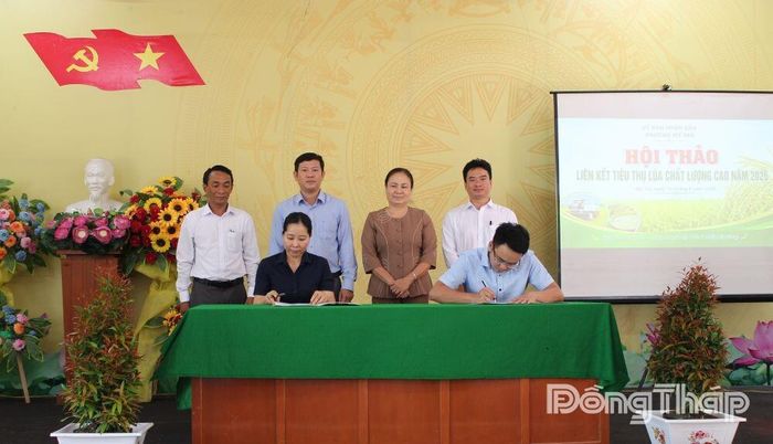 Ký kết biên bản ghi nhớ hợp tác liên kết sản xuất tiêu thụ lúa giữa Hợp tác xã Dịch vụ nông nghiệp Nhị Mỹ và các doanh nghiệp.