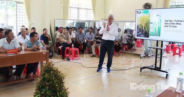 TS. Lê Hoàng Thế, Giám đốc Công ty TNHH Hệ Sinh Thái VOS báo cáo tham luận “Hạt gạo tương lai - Dấu chân nhẹ - Giá trị cao”.