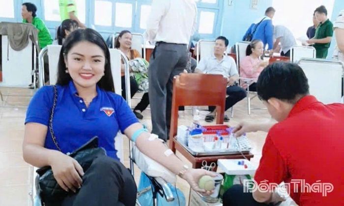 Chị Nguyễn Thị Thái Thu, Phó Giám đốc Trung tâm Phục vụ hành chính công xã Phú Hựu, tham gia hiến máu tình nguyện.