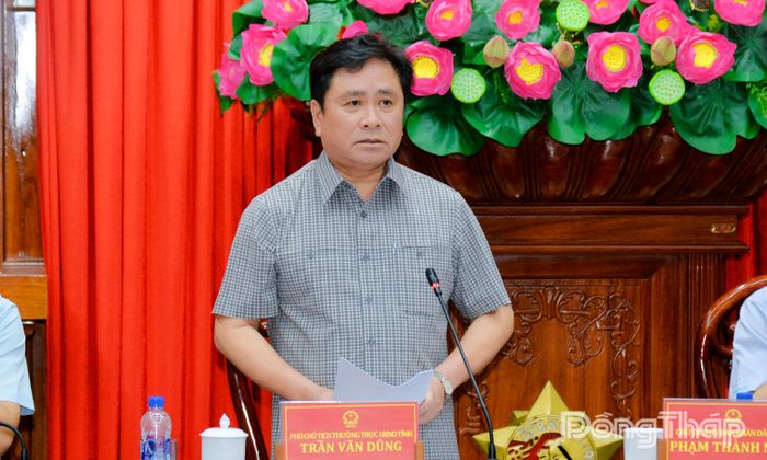 Đồng chí Trần Văn Dũng, Ủy viên Ban Thường vụ Tỉnh ủy, Phó Chủ tịch Thường trực UBND tỉnh, phát biểu ý kiến liên quan các ngành trong khối phụ trách.