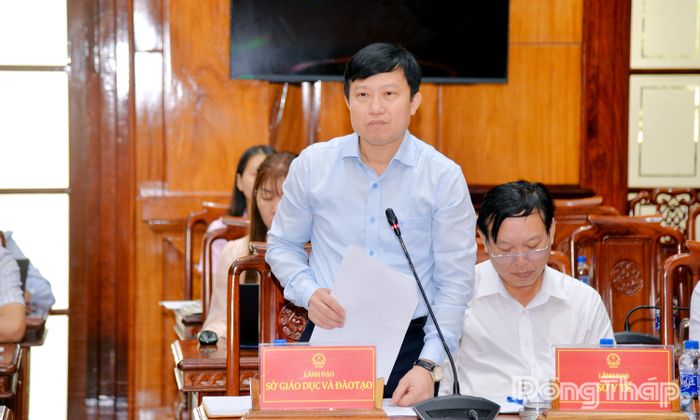Đồng chí Lê Quang Trí, Giám đốc Sở Giáo dục và Đào tạo, báo cáo tình hình sắp xếp các cơ sở giáo dục trên địa bàn tỉnh và công tác chuẩn bị tổ chức Lễ khai giảng năm học 2026 - 2027.