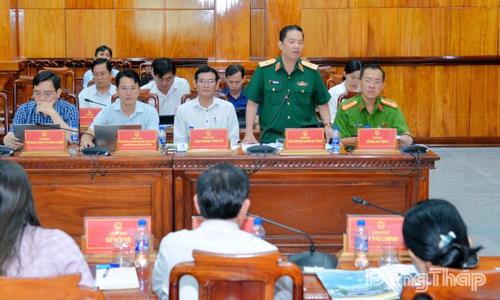 Thiếu tướng Trần Minh Trang, Ủy viên Ban Thường vụ Tỉnh ủy, Chỉ huy trưởng Bộ Chỉ huy Quân sự tỉnh, phát biểu ý kiến.