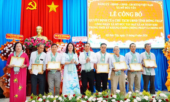 UBND xã Mỹ Đức Tây trao Giấy khen cho các tập thể, cá nhân có thành tích xuất sắc trong quá trình xây dựng xã đạt danh hiệu Xã An toàn khu.