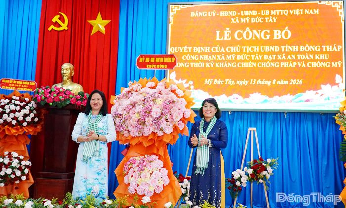 Đồng chí Phạm Thị Mai Tiên trao tặng lẵng hoa chúc mừng.