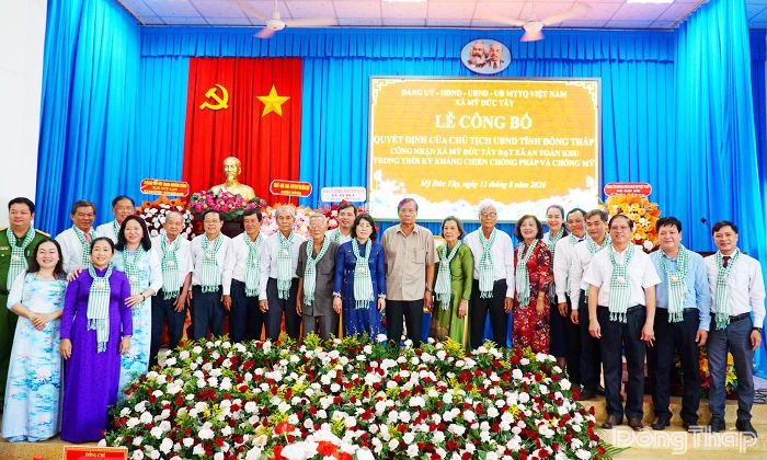 Đại biểu dự lễ chụp ảnh lưu niệm.