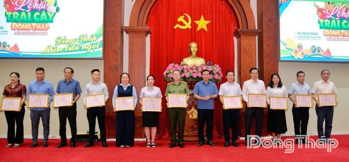 Đồng chí Lê Hà Luân trao Bằng khen của Chủ tịch UBND tỉnh cho các tập thể.
