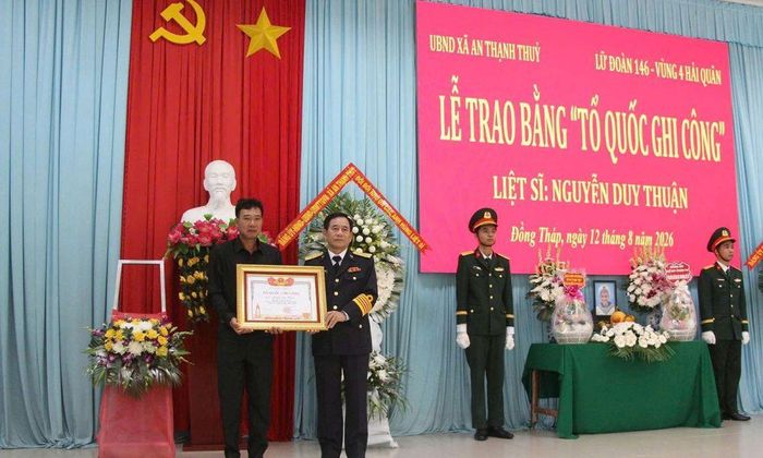 Trao Bằng “Tổ quốc ghi công” cho thân nhân liệt sĩ Nguyễn Duy Thuận.