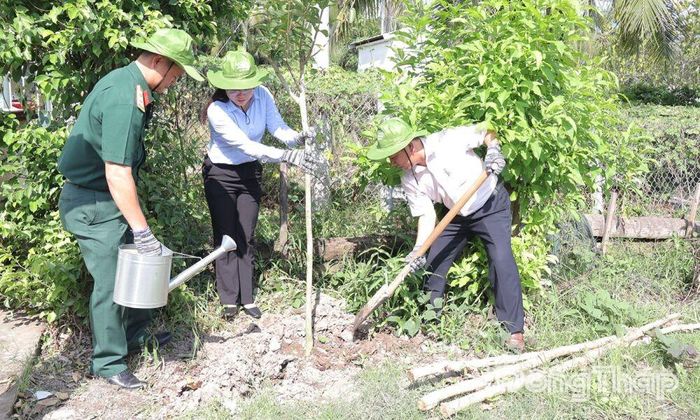 Ban Tổ chức “Tết Quân - Dân” xã Bình Ninh ra quân thực hiện công trình trồng 150 cây xanh trên tuyến đường Vương Đình Thống.