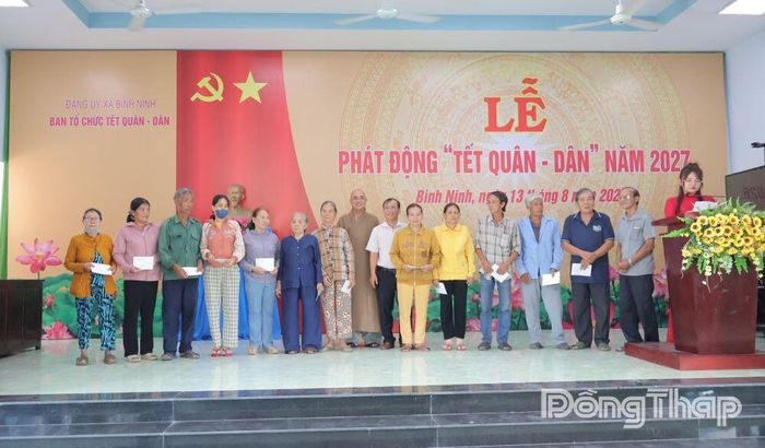 Ban Chỉ đạo “Tết Quân - Dân” xã Bình Ninh trao tặng 50 phần quà cho gia đình chính sách, hộ nghèo, hộ cận nghèo trên địa bàn xã.