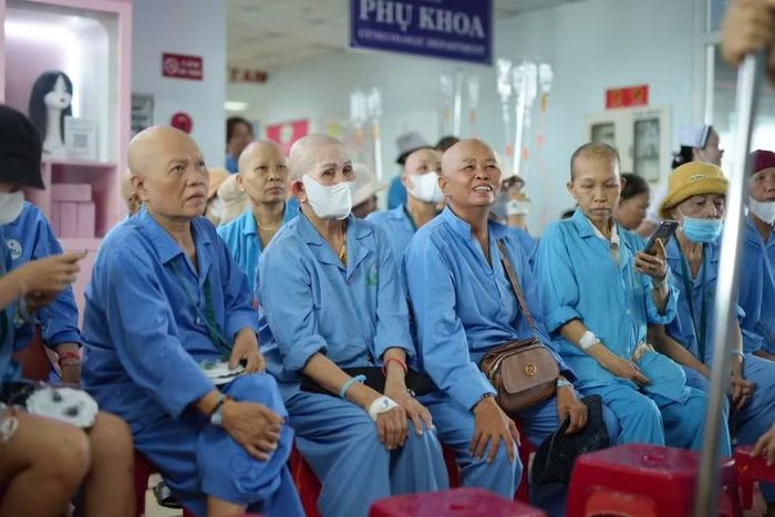 Bệnh nhân ung thư đang điều trị tại Bệnh viện Ung bướu Đà Nẵng nhận tóc thành phẩm do CLB Tóc Hồng Gia Lai trao tặng. Ảnh: ĐVCC