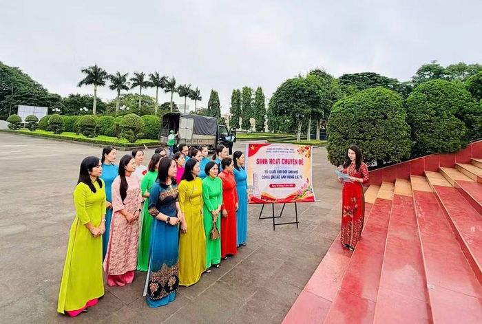 Chi bộ Trường Mầm non Trà My (phường Thống Nhất) sinh hoạt chuyên đề tại Nghĩa trang Liệt sĩ tỉnh Gia Lai (phường Pleiku). Ảnh: ĐVCC
