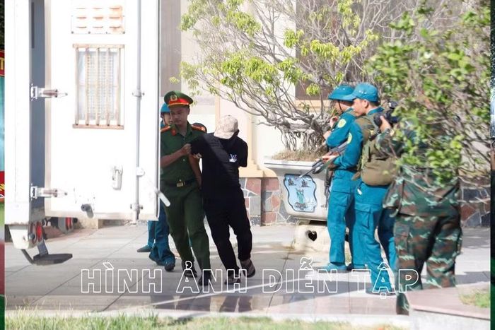  Nội dung thực binh “Trung đội dân quân cơ động phối hợp các lực lượng đánh chiếm lại mục tiêu” trong diễn tập tác chiến phòng thủ xã Tuy Phước. Ảnh: H.P 
