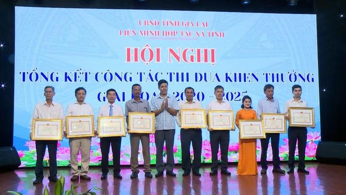  Trao bằng khen của Chủ tịch UBND tỉnh cho 8 HTX có thành tích xuất sắc trong sản xuất, kinh doanh. Ảnh: Hoàng Vũ 