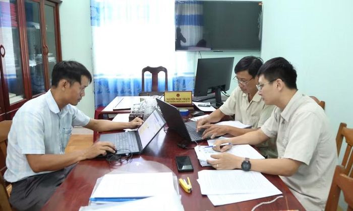  Phòng Kinh tế xã Cát Tiến rà soát các hộ thuộc diện di dời đến khu TĐC Trung Lương để xây dựng phương án bồi thường, bố trí đất ở. Ảnh: T.S 