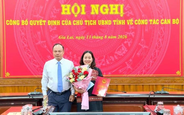 Phó Chủ tịch UBND tỉnh Dương Mah Tiệp (bên trái) trao quyết định và tặng hoa chúc mừng tân Phó Giám đốc Sở Dân tộc và Tôn giáo. Ảnh: Bình Dương