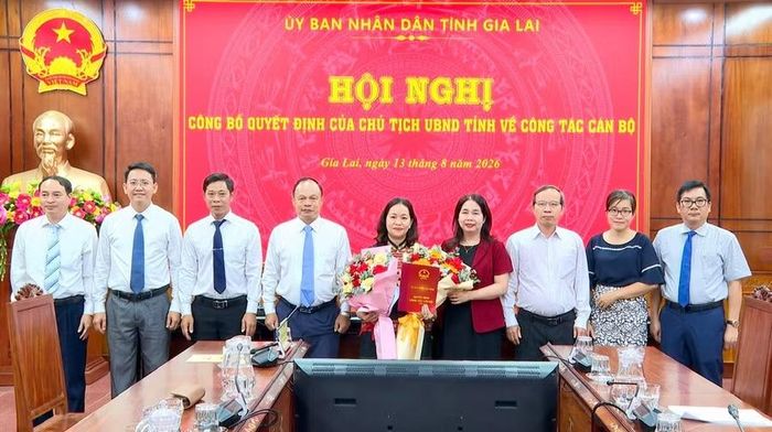 Lãnh đạo UBND tỉnh Gia Lai, Sở Văn hóa - Thể thao và Du lịch, Sở Dân tộc và Tôn giáo tặng hoa chúc mừng bà Lê Thị Thu Hương. Ảnh: Bình Dương