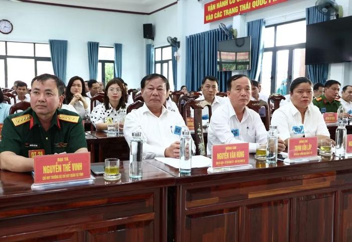 Các đại biểu và khung diễn tập xã Tây Sơn tham gia lễ khai mạc. Ảnh: Thành Phúc