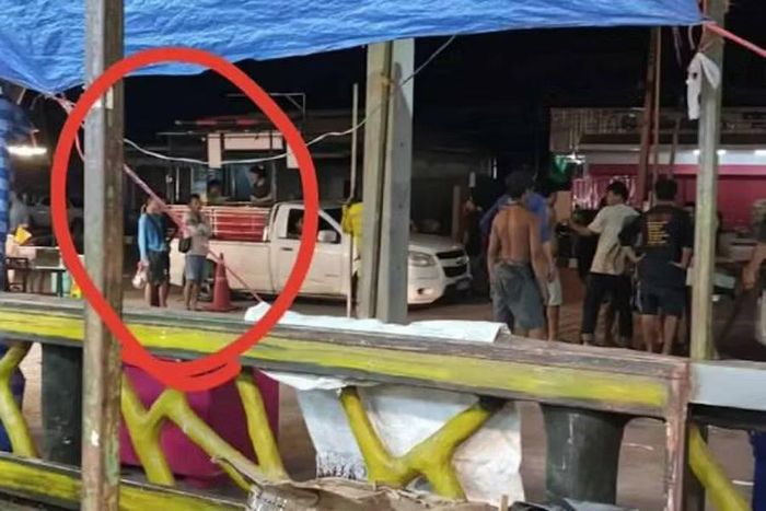 Hai nghi phạm (được khoanh tròn) xuất hiện tại hiện trường trước khi xảy ra vụ nổ súng ở huyện Dan Khun Thot, tỉnh Nakhon Ratchasima, vào tối 12-8. Ảnh: Bangkok Post