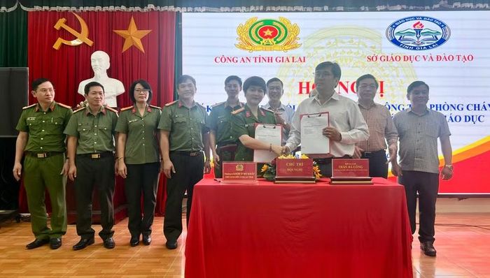  Công an tỉnh và Sở GD&ĐT ký kết Quy chế thực hiện công tác PCCC và CNCH tại các cơ sở giáo dục trên địa bàn tỉnh. Ảnh: N.L 