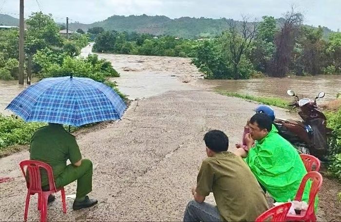  Lực lượng chức năng túc trực tại ngầm tràn qua thôn Mơ Nang 2 (xã Ia Pa) để đảm bảo an toàn, không cho phương tiện qua lại. Ảnh: M.P 