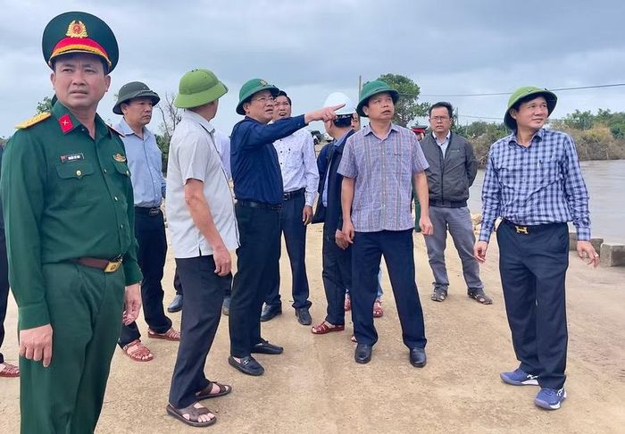  Chủ tịch UBND tỉnh Phạm Anh Tuấn (người chỉ tay) và đoàn công tác kiểm tra khảo sát tại ngầm tràn Mơ Nang 2 (xã Ia Pa) - vị trí thường xuyên bị ngập lụt vào tháng 11-2025. Ảnh: Minh Phương 