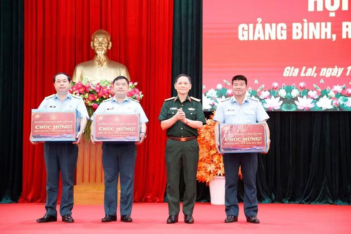  Thượng tướng Phạm Trường Sơn - Phó Tổng Tham mưu trưởng Quân đội Nhân dân Việt Nam tặng quà động viên các đơn vị tham gia diễn tập. Ảnh: H.P 