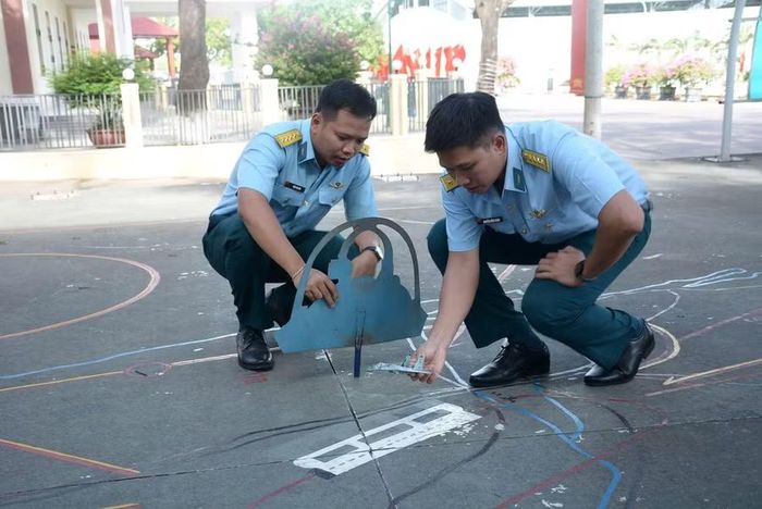  Phi công ở Trung đoàn 925 (đóng ở Gia Lai) rút kinh nghiệm bay sau khi hoàn thành diễn tập. Ảnh: H.P 