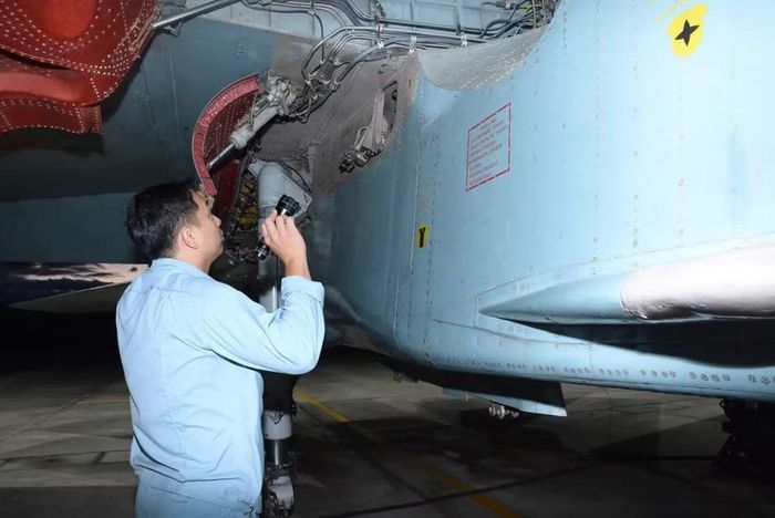  Bảo đảm kỹ thuật để máy bay tham gia diễn tập. Ảnh: H.P 