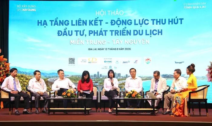Phó Chủ tịch UBND tỉnh Nguyễn Thị Thanh Lịch trao đổi một số vấn đề tại phiên thảo luận với chủ đề "Logistics du lịch, định vị giá trị địa phương". Ảnh: T.L