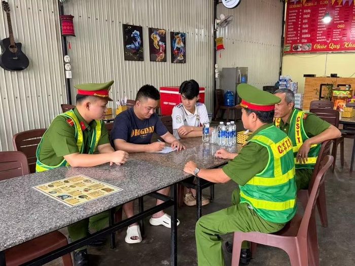  Lực lượng Công an phường Thống Nhất tuyên truyền, vận động hộ kinh doanh chấp hành quy định về trật tự đô thị. Ảnh: Bá Bính 